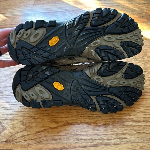 Merrell Moab hiking shoe. Wore them only 4 times. Great condition - Picture 2 of 5